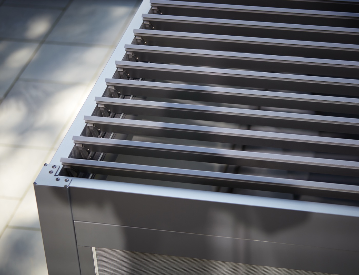 Close-up of the aluminium louvred roof